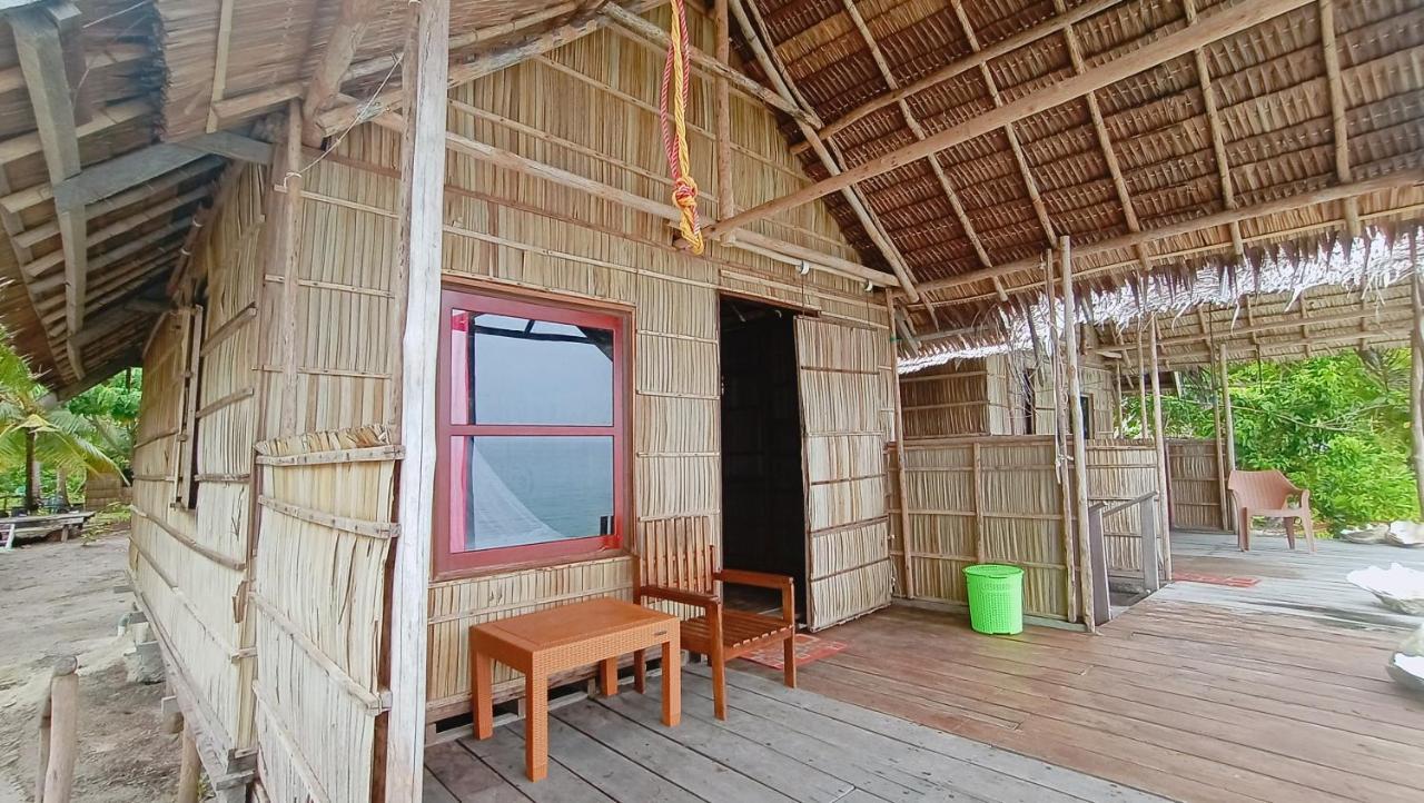 Erens Guest House Waisai エクステリア 写真